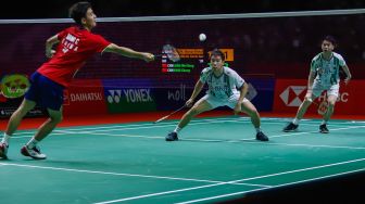 Pebulu tangkis ganda putra Indonesia Marcus Gideon dan Kevin Sanjaya melakukan serangan kepada pebulu tangkis ganda putra Cina Liang Wei Keng dan Wang Chang pada babak semi final Daihatsu Indonesia Master 2022 di Istora Senayan,  Jakarta Pusat, Sabtu (11/6/2022). [Suara.com/Alfian Winanto]