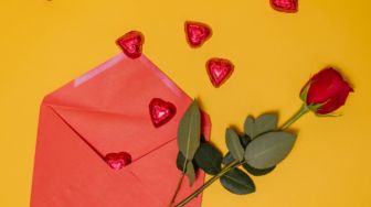 5 Manfaat Menulis Surat Cinta di Atas Kertas, Jadul Banget tapi Romantis