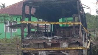 Bus Sekolah yang Terparkir di Kantor Camat Terbakar, Berawal dari 5 Remaja Main Dalam Bus