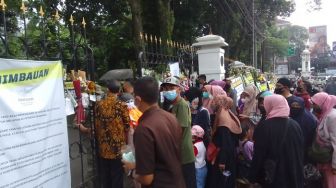 Hari Minggu Sore, 2.237 Warga Datangi Gedung Pakuan, Ada yang Dari Karawang hingga Makassar