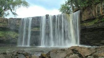 Wisata Riam Merasap Pukau Pengunjung dengan Pemandangan Air Terjunnya