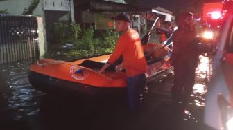 Terjebak Banjir, Sejumlah Warga Padang Dievakuasi dengan Perahu Karet
