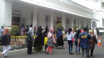 LIVE STREAMING: Suasana dan Antusias Warga di Gedung Pakuan Jelang Jenazah Eril Datang