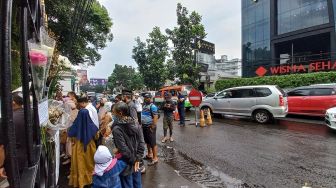 Warga Terus Berdatangan Doakan Eril, Arus Lalu Lintas Sekitar Gedung Pakuan Bandung Macet