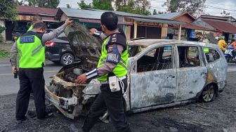 Mobil Terbakar di Jalur Medan-Berastagi, Satu Keluarga Menyelamatkan Diri