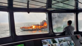 Kapal Bawa Barang Kelontong Terbakar di Perairan Karimun, Satu Kru Tewas