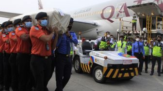 Petugas Avsec dan Pemadam Kebakaran PT Angkasa Pura II mengusung jenazah Emmeril Kahn Mumtadz, putra Gubernur Jawa Barat Ridwan Kamil, setibanya dari Swiss di Bandara Soekarno Hatta, Tangerang, Banten, Minggu (12/6/2022). ANTARA FOTO/Muhammad Iqbal