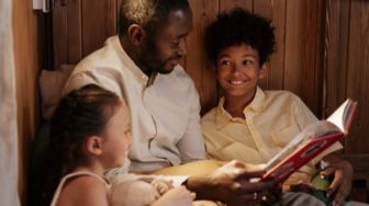 Orangtua, Yuk Kenali 6 Manfaat Membaca Komik Bagi Anak