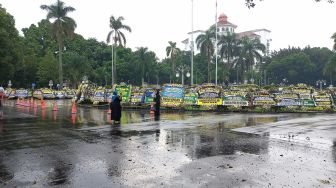 Gedung Pakuan Bandung Makin Padat, Warga Ramai Menunggu Kepulangan Jenazah Eril