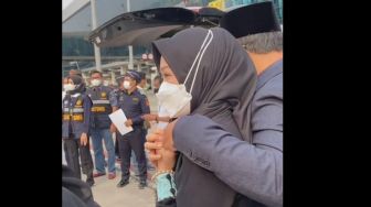 Video Atalia Didekap Erat Ridwan Kamil Saat Peti Eril Dimasukkan ke Dalam Mobil Jenazah