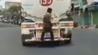 Pria Ini Terekam Video Bergelantungan di Truk BBM yang Sedang Jalan, Bertingkah seperti Spiderman