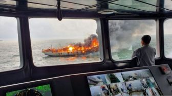 KLM Bintang Surya Terbakar di Perairan Karimun, 1 Orang Tewas