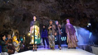 Model memperagakan busana batik saat peragaan busana di dalam Gua Rancang Kencana, Bleberan, Playen, Gunungkidul, Sabtu (11/6/2022).  ANTARA FOTO/Andreas Fitri Atmoko