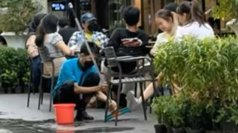 Viral Cleaning Service Rela Jongkok Demi Bersihkan Sepatu Cewek yang Duduk di Kursi