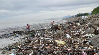 Sampah Kembali Menumpuk di Bibir Pantai Pascahujan di Padang
