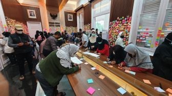 Mulai Berdatangan, Warga Tulis Doa Untuk Eril di Dinding Gedung Pakuan Bandung