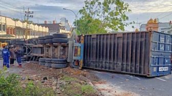 Ngeri Kali, Dua Pemotor Tewas Terhimpit Truk Kontainer, Lihat Nih