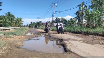 Jalan Semai Rusak Parah, Warga Desak Pemkot Singkawang Segera Lakukan Perbaikan