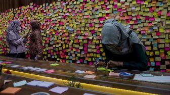 Warga menempelkan ucapan belasungkawa dan doa untuk almarhum Emmeril Kahn Mumtadz di Gedung Pakuan, Bandung, Jawa Barat, Minggu (12/6/2022). ANTARA FOTO/Novrian Arbi