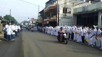 Ratusan Pelajar Sambut Kedatangan Rombongan Pengantar Jenazah Eril