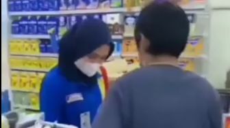 Pegawai Minimarket Ini Mendadak Viral, Sikapnya Sangat Sopan saat Memergoki Pencuri