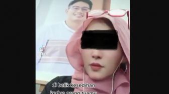 Wanita Berhijab Pink Ini Panen Kritik karena Selfie Saat Takziah Jenazah Eril, Publik: Edan