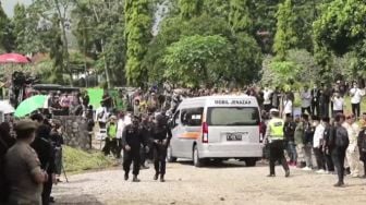 Jenazah Eril Sudah Tiba di Pemakaman Cimaung Bandung, Lautan Manusia Menyambut