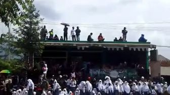 Demi Sambut Iringan Mobil Jenazah Eril: Pelajar Meluber di Jalan, Warga Nekat Naik ke Atas Atap