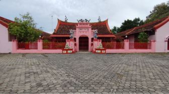 Belajar Arti Keberagaman Secara Langsung dari Klenteng Tertua di Tanah Jawa