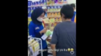 Ibu-Ibu Ketahuan Curi Barang, Sikap Karyawan Minimarket Ini Tuai Pujian