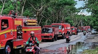 Surabaya Banjir karena Hujan Deras, Belasan Mobil Pemadam Kebakaran Dikerahkan Sedot Air