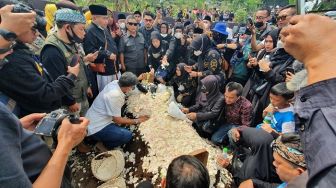 Terpopuler: Lantunan Sholawat dan Isak Tangis Warga Sambut Jenazah Eril, Wanita Berhijab Pink Ini Panen Kritik