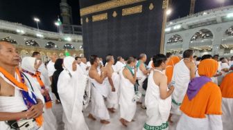 Mulai Tunaikan Umrah Wajib, Ratusan Jemaah Haji Indonesia Padati Area Tawaf