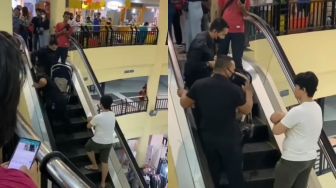 Nekat Bawa Stroller saat Naiki Eskalator, Malah Berujung Nyangkut