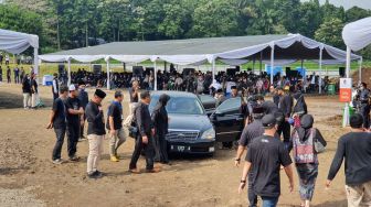 Detik-detik Rombongan Pengantar Jenazah Eril Tiba di Pemakaman Cimaung