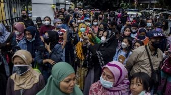 Kerabat bersama Anggota Brimob Polda Jabar mengangkat peti jenazah almarhum Emmeril Kahn Mumtadz saat tiba di Gedung Pakuan, Bandung, Jawa Barat, Minggu (12/6/2022). ANTARA FOTO/Novrian Arbi