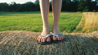 Pakai Sandal Setiap Waktu di Rumah, Ini Lho 2 Risiko Kesehatannya!