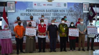 PMI Bersama Pos Indonesia dan IFRC Serahkan Bantuan Non Tunai untuk Korban Guguran Awan Panas Semeru
