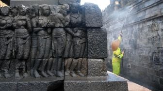 Sejumlah karyawan Balai Konservasi Borobudur (BKB) mengikuti aksi Reresik Candi Borobudur (membersihkan Candi Borobudur) di Magelang, Jawa Tengah, Selasa (14/6/2022).
 ANTARA FOTO/Anis Efizudin