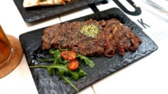 Menikmati Sensasi Daging Steak Wagyu Lokal Berpotongan Unik di CUTTS Steakhouse