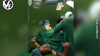 Pasien dan Dokter Nyanyi Dangdut hingga Joget di Ruang Operasi, Warganet: Perutnya Nggak Goyang?