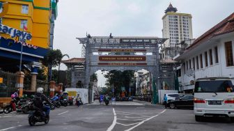 Suasana di depan pembangunan konstruksi proyek gapura Chinatown di Glodok, Jakarta Barat, Selasa (14/6/2022). [Suara.com/Alfian Winanto]