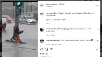 Kejadian di Samarinda, Bocah Ini Tetap Berjualan di Pinggir Lampu Merah Walaupun Hujan Lebat