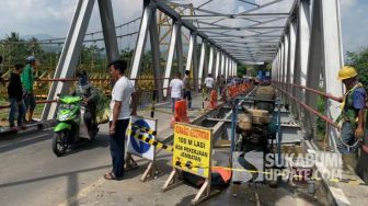 Lokasi Proyek Jembatan Bagbagan Digeruduk Warga Usai Insiden 3 Orang Termasuk 1 Balita Tercebur ke Sungai Cimandiri