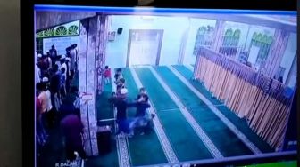 Viral Jamaah Masjid di Pekanbaru Dorong Sejumlah Anak saat Salat hingga Terpental