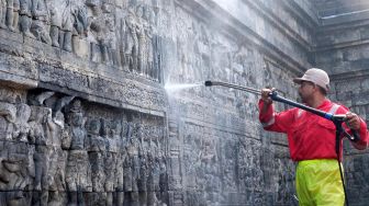 Sejumlah karyawan Balai Konservasi Borobudur (BKB) mengikuti aksi Reresik Candi Borobudur (membersihkan Candi Borobudur) di Magelang, Jawa Tengah, Selasa (14/6/2022).
 ANTARA FOTO/Anis Efizudin