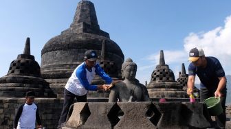 Sejumlah karyawan Balai Konservasi Borobudur (BKB) mengikuti aksi Reresik Candi Borobudur (membersihkan Candi Borobudur) di Magelang, Jawa Tengah, Selasa (14/6/2022). ANTARA FOTO/Anis Efizudin