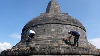 Sejumlah karyawan Balai Konservasi Borobudur (BKB) mengikuti aksi Reresik Candi Borobudur (membersihkan Candi Borobudur) di Magelang, Jawa Tengah, Selasa (14/6/2022).
 ANTARA FOTO/Anis Efizudin