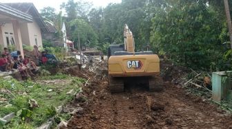 Jalan Ambles Akibat Pergerakan Tanah di Lebak Mulai Diperbaiki