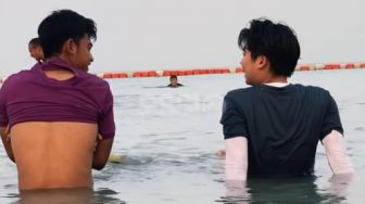 Ngobrol Asyik Berdua di Pantai, Aksi Pratama Arhan dan Asisten Shin Tae-yong Jeje Disorot Warganet